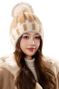 Caciula dama, model calduros cu pom pom, tematica winter season, marime universala, maro