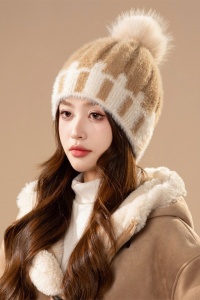Caciula dama, model calduros cu pom pom, tematica winter season, marime universala, maro - Img 2
