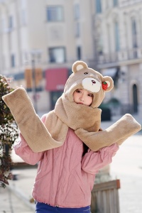 Caciula dama, model cap de ursulet voluminos, prelugire tip fular calduros cu loc special pentru maini tip manusi, tematica happy bear, marime universala, maro - Img 4