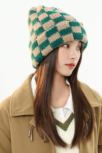 Caciula dama, model casual calduros, imprimeu abstract, tematica winter lady, marime universala, verde - Img 3