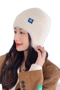 Caciula dama, model clasic minimalist, calduroasa, cu protectie pentru urechi, tematica lovely winter, marime universala, alba
