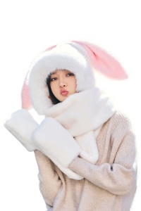 Caciula dama, model cu urechiuse de iepuras, prelungire fular calduros si spatiu pentru maini tip manusi, tematica cute little bunny, marime universala, alba