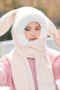 Caciula dama, model cu urechiuse de iepuras, prelungire fular calduros si spatiu pentru maini tip manusi, tematica cute little bunny, marime universala, bej - Img 2
