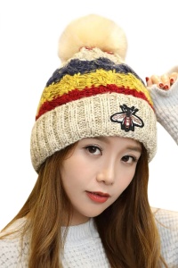 Caciula dama, model pom pom cu albinuta, captuseala calduroasa, tematica fashion bee winter, marime universala, bej