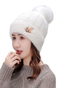 Caciula dama, model pom pom si detaliu frunza delicata, captuseala calduroasa, tematica warm fashion, marime universala, alba