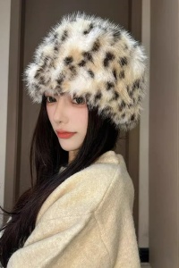 Caciula dama, model pufos, imprimeu animal print, tematica cool style, marime universala, bej - Img 2