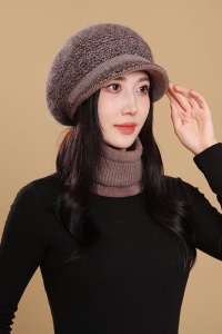 Caciula dama, set doua piese, model chic cu fular tip guler asortat, tematica cool winter, marime universala, maro - Img 2