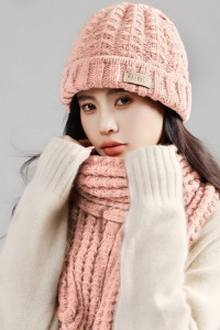 Caciula dama, set doua piese, model clasic minimalist, fular tip esarfa asortat, tematica warm and cozy winter, marime universala, roz - Img 2