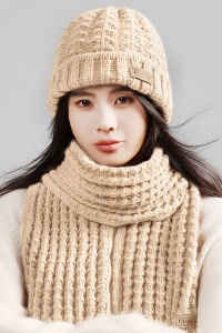 Caciula dama, set doua piese, model clasic minimalist, fular tip esarfa asortat, tematica warm and cozy winter, marime universala, bej - Img 3