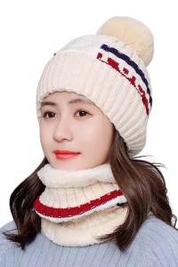 Caciula dama, set doua piese, model cu pom pom si fular calduros asortat, tematica cozy life, marime universala, bej