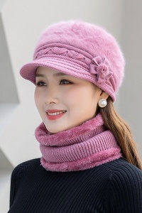 Caciula dama, set doua piese, model elegant pufos cu cozoroc si accesorizat cu fundita si fular tip guler asortat, captuseala calduroasa, tematica elegant winter flowers, marime universala, roz - Img 3