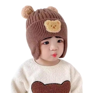 Caciula pentru copii, model cu pom pom si acoperitori pentru urechi, accesorizata cu un ursulet simpatic, tematica little funny bear, 2 - 6 ani, maro