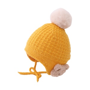 Caciula pentru copii, model pom pom si ursulet la urechi, prindere sub barbie reglabila, tematica prietenul meu blanos, 1 – 2 ani, galbena