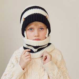 Caciula pentru copii, set doua piese, model cu prelungire peste urechi, accesorii delicate, fular asortat, tematica little funny guy, 3 - 9 ani, alb cu negru - Img 2