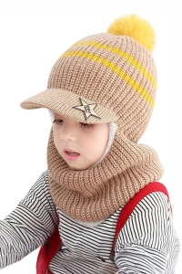Caciula pentru copii, tip cagula, model cu cozoroc si pompom, accesoriu cute, tematica mica vedeta, 3 - 9, bej