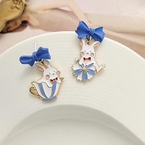Cercei dama, model cu iepurasi cute in cescute de cafea, accesorizati cu fundite, tematica pufosenii haioase, alb cu albastru - Img 2