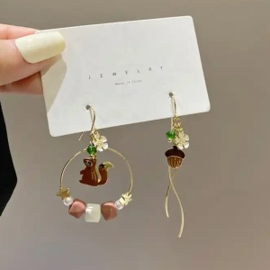 Cercei dama, model elegant cu veverita si ghinda, accesorizati cu floricele delicate, tematica dansul naturii, maro - Img 2