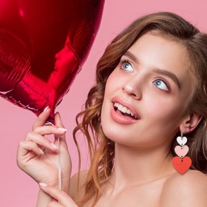 Cercei dama, model lung cu inimioare multiple, tematica fashion heart, rosii - Img 3