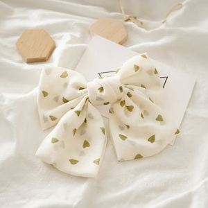 Clama de par, model accesorizat cu funda supradimensionata, imprimeu inimioare delicate, alba - Img 3