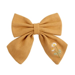 Clama de par, model school memories accesorizat cu funda supradimensionata, detaliu brodat cu elemente delicate florale, portocalie