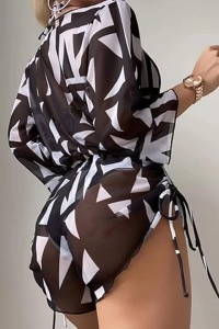 Costum de baie dama, 3 piese, model elegant, imprimeu abstract, sutien cupe triunghiulare, chiloti decupaj clasic, cover up cu decolteu adanc si pantalon scurt, tematica elegant summer negru - Img 2