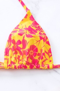 Costum de baie, set 2 piese, model minimalist cu imprimeu floral, sutien cupe triunghiulare reglabil si chilot decupaj clasic croi ingust, tematica fantezie de vara galben cu roz - Img 4