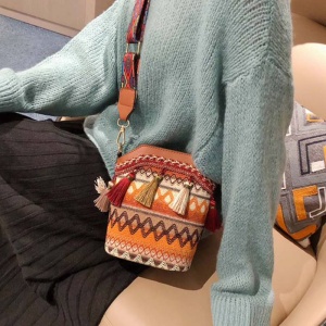 Geanta dama, ciucurei si broderie, model crossbody, piele sintetica, maro - Img 2