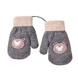Manusi copii, model dragut cu un singur degetel si snur, manseta elastica, accesorizate cu figurine vesele, tematica happy winter, unisex, marime 3 – 8 ani, gri