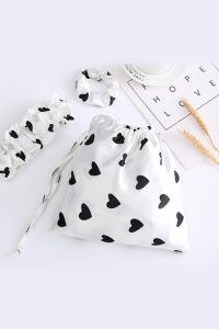 Pijama dama 4 in 1, haine de stat in casa, 7 piese, satin, camasa, maieu, pantalon lung si chilot tip pantalon scurt, alba cu inimioare - Img 2