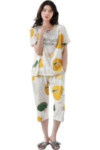 Pijama dama, set doua piese, bluza maneca scurta si pantaloni trei sferturi, model hazliu cu animalute simpatice, tematica I live free, alba