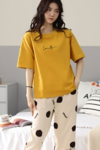 Pijama dama, set doua piese, bluza maneca scurta si pantaloni trei sferturi, model cu imprimeu abstract, tematica clasic elegant, galbena - Img 4