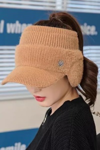 Sapca dama, cozoroc curbat si protectie pentru urechi, model cu deschizatura in partea de sus, tematica urban style, marime universala, maro - Img 4