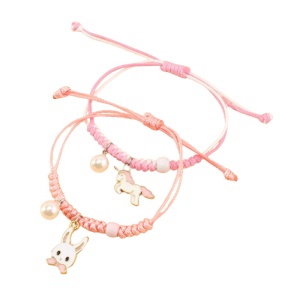 Set 2 bratari tip sfoara roz cu alb, pandantiv iepuras si unicorn, cu accesoriu perluta alba, reglabile