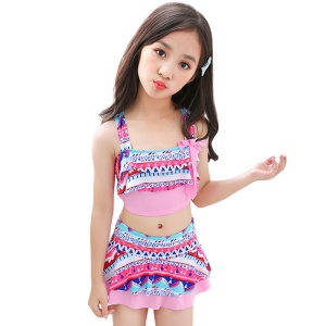 Set costum de baie pentru fetite, 3 piese, top tip bustiera, pantalon scurt tip fustita si casca asortata, model chic elegant, imprimeu abstract geometric, roz