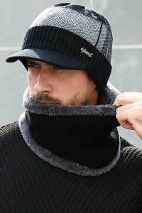 Set doua piese, caciula tip sapca pentru barbati cu imprimeu texturat si cozoroc curbat, fular asortat, captuseala pufoasa si calduroasa, model sport style, marime universala, negru - Img 4