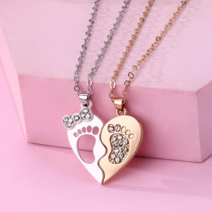 Set lant cuplu cu pandantiv inima cu magnet, model happy feet, unisex, argintiu cu rose gold - Img 2