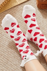 Sosete haioase, model vesel accesorizat cu manute cu magnet si ochisori, imprimeu cu inimioare, tematica crazy couple love, unisex, marime 36-42, albe cu rosu - Img 2