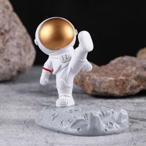 Suport creativ pentru telefonul mobil, pentru birou, model astronaut, tematica kung-fu martial artist in space, auriu - Img 3