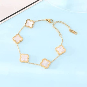Bratara dama, model norocos, trifoi cu 4 foi, aurie, reglabila, cu accesorii albe - Img 2