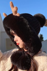 Caciula dama, accesorizata cu cornite de ren, decupaj la spate pentru par, model pom pom cu prindere sub barbie, tematica pretty cute for a deer, marime universala, neagra - Img 3