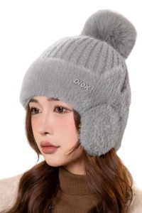Caciula dama, model calduros cu pom pom, prelungire tip acoperitori pentru urechi, accesorizata cu urechiuse, tematica cat style, marime universala, gri