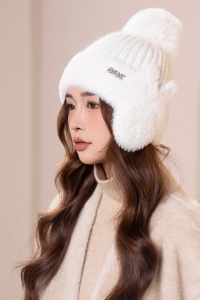Caciula dama, model calduros cu pom pom, prelungire tip acoperitori pentru urechi, accesorizata cu urechiuse, tematica cat style, marime universala, alba - Img 2