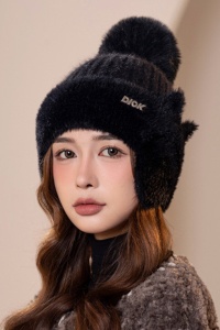 Caciula dama, model calduros cu pom pom, prelungire tip acoperitori pentru urechi, accesorizata cu urechiuse, tematica cat style, marime universala, neagra - Img 4