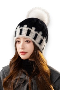 Caciula dama, model calduros cu pom pom, tematica winter season, marime universala, neagra