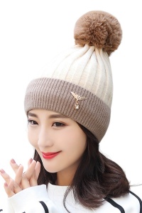 Caciula dama, model cu pom pom, accesoriu delicat si special, tematica winter fashion, marime universala, bej