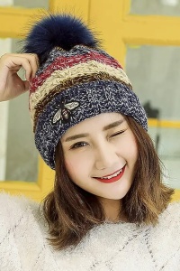 Caciula dama, model pom pom cu albinuta, captuseala calduroasa, tematica fashion bee winter, marime universala, albastra - Img 2