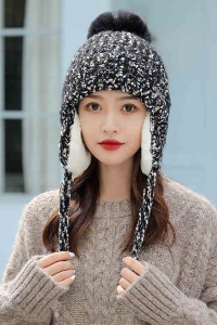 Caciula dama, model pom pom si prelungire urechi tip acoperitori, prindere reglabila si captuseala delicata, tematica mountain girl, marime universala, neagra - Img 4