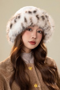 Caciula dama, model pufos cu bordura, imprimeu animal print, tematica fluffy winter, marime universala, alba - Img 2