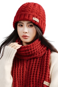Caciula dama, set doua piese, model clasic minimalist, fular tip esarfa asortat, tematica warm and cozy winter, marime universala, rosu