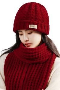 Caciula dama, set doua piese, model clasic minimalist, fular tip esarfa asortat, tematica warm and cozy winter, marime universala, visiniu